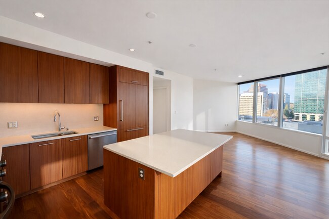 Building Photo - 1Bd/1.5Ba Bellevue Condo