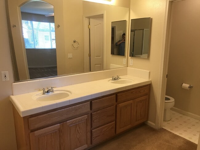 Building Photo - Beautiful 4 Bedroom, 2.5 Bath Master BR downstairs Tracy Home