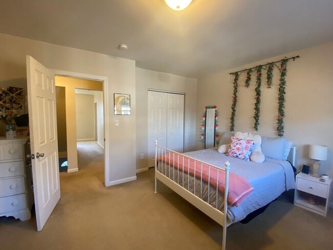 Building Photo - 2 Bedroom Home on Pius St Available April 1- Parking included.  Central Air.  Washer and Dryer.