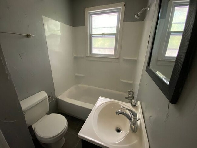 Building Photo - 2/1 Duplex in Greenwood Neighbors of East Nashville!  Pets ok! W/D Included!