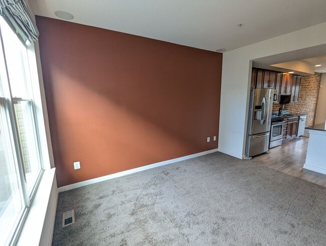 Building Photo - Modern 4 level townhouse available for imm...