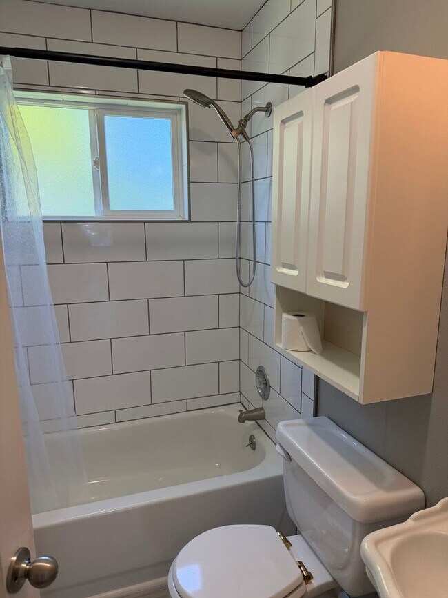 Building Photo - Large updated 2 bedroom 1 bathroom house in Springfield!