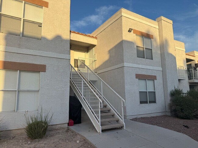 Primary Photo - Bright spacious condo near Sunrise Mountain