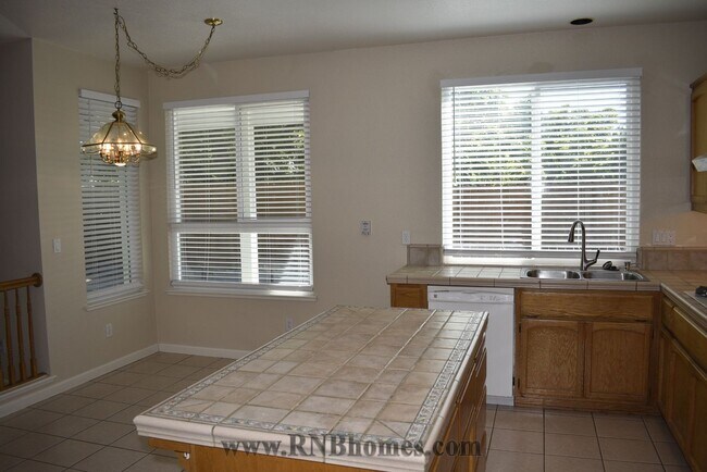 Building Photo - 2400 Carr Ct
