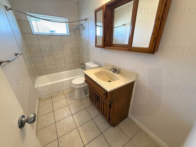 Building Photo - AVAILABLE NOW!!! Classic Red-Brick 4-Bed, 1-Bath Home (Near I35!)