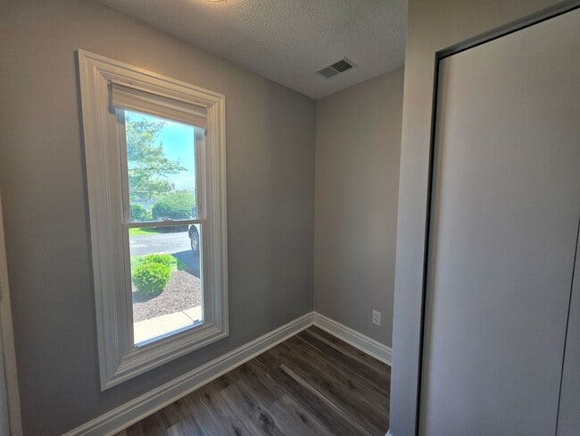 Building Photo - Spacious Town Home in Brighton Heights!