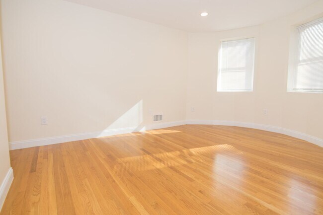 Building Photo - 1805 Beacon St