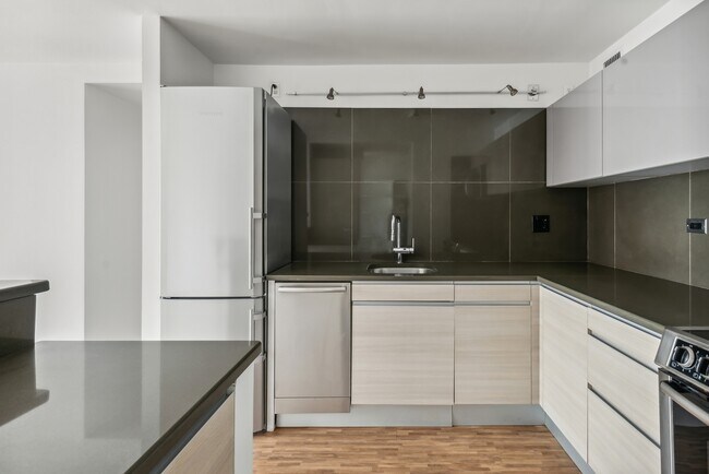 Building Photo - 21 W Goethe St