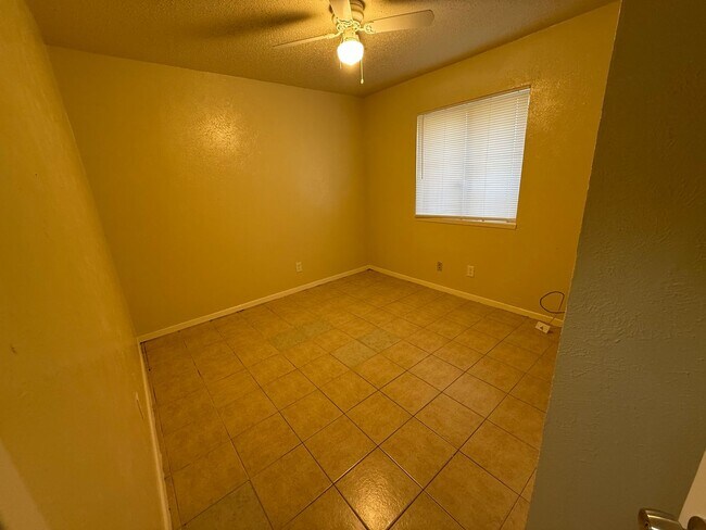 Building Photo - Nice and Spacious Home