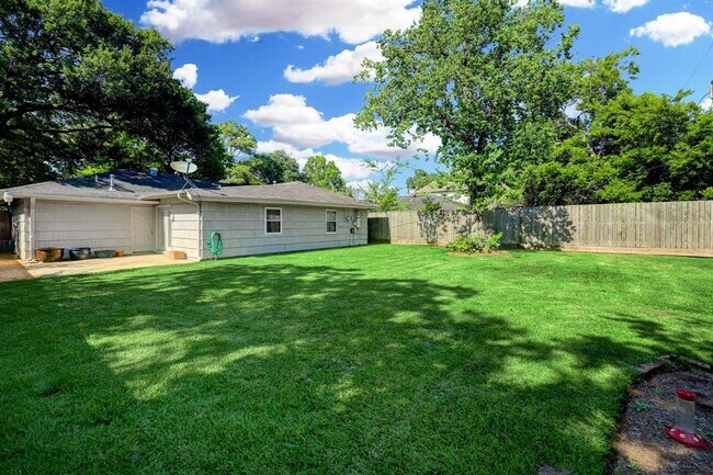 Building Photo - 7519 Schiller-