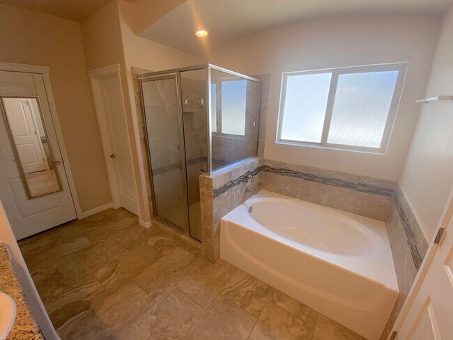 Building Photo - Gorgeous 4bed/3.5bath with 2 Master Bedrooms!