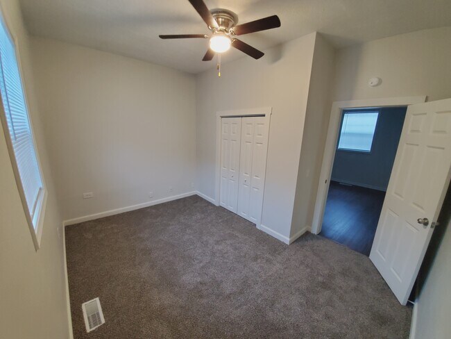 Building Photo - 525 Lilly Ave