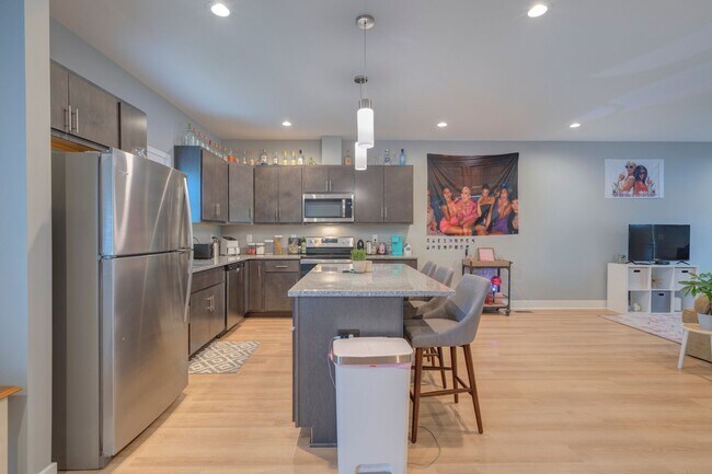 Building Photo - Spacious 4-Bedroom, 3-Story Townhome for Students