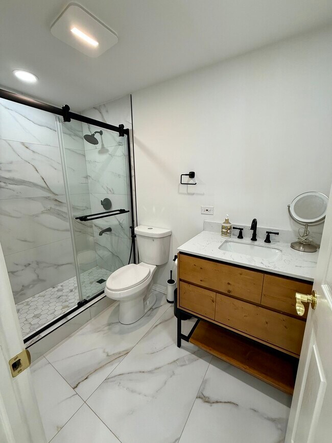 Building Photo - 8960 Enclave Dr