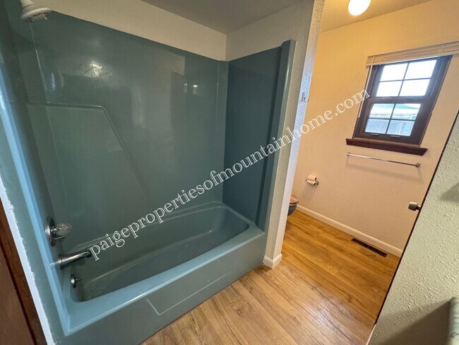 Building Photo - 3 Bedroom, 1 Bath Home on a Corner Lot