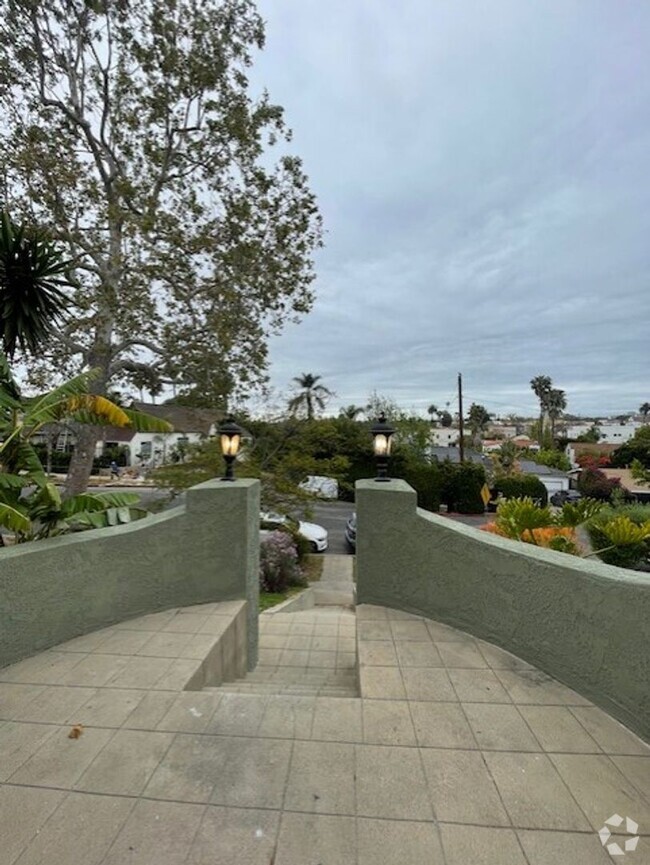 Building Photo - Stunning 5 bedroom 3 bath