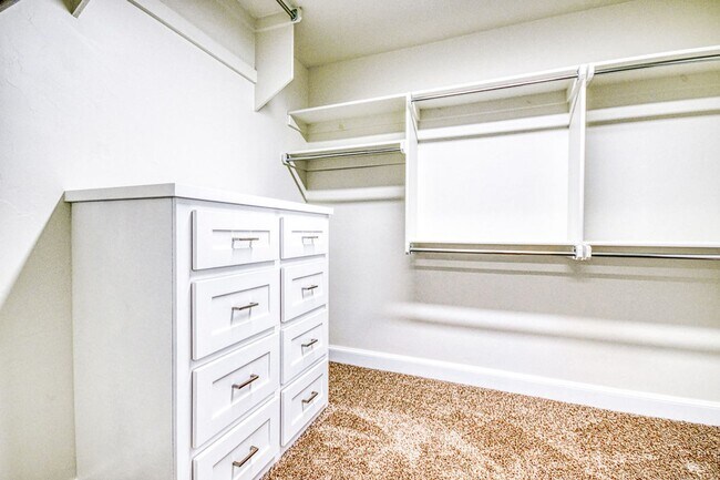 Building Photo - 3100 Pebble Pond Dr