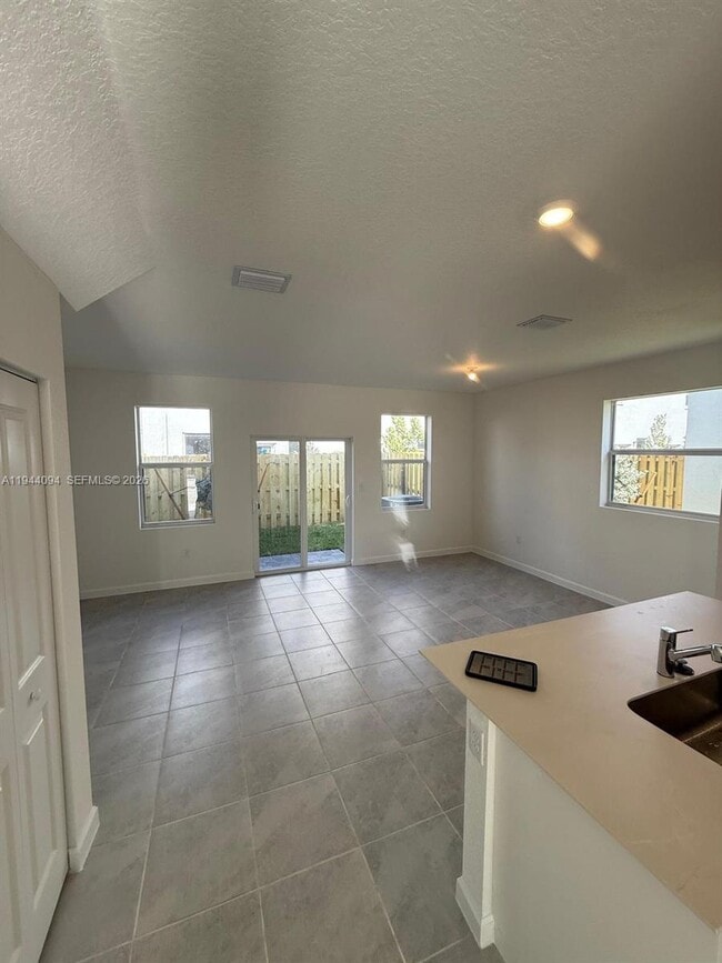 Building Photo - 116 NW 11th Ct