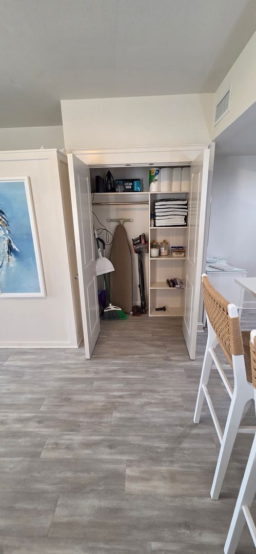 Building Photo - Recently remodeled condo near Baytown Wharf.