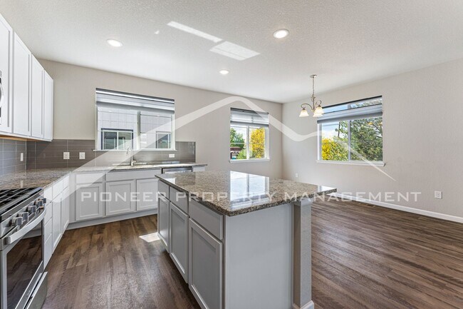 Building Photo - Gorgeous Townhouse with Washer/Dryer and C...