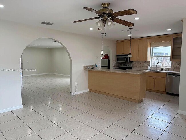 Building Photo - 3232 Village Green Dr