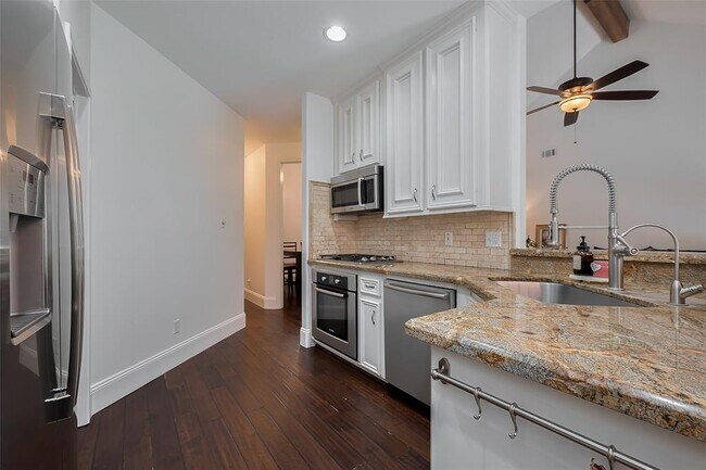 Building Photo - 2405 Chantilly Ln