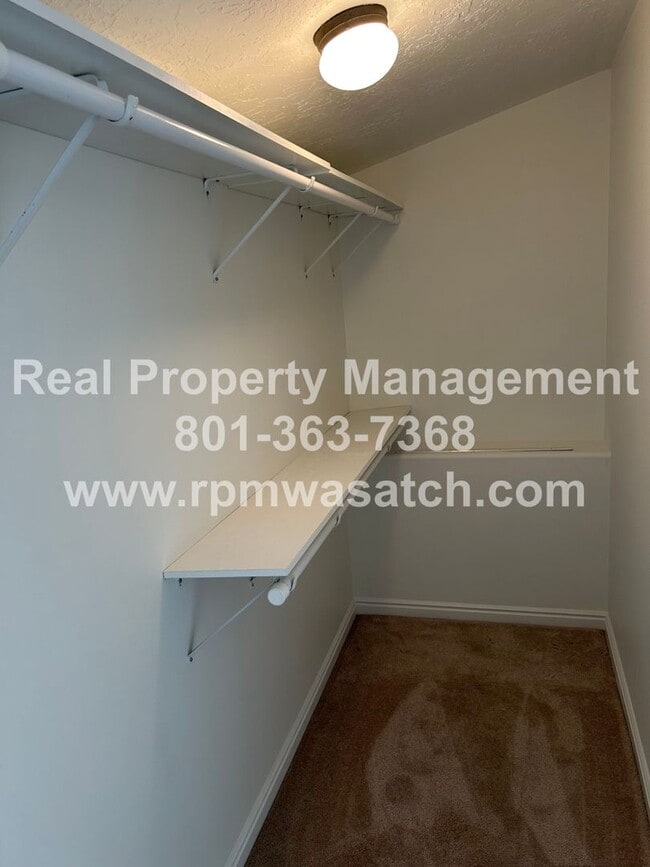 Building Photo - Don't miss out on this gorgeous and spacious basement apartment. It will go fast!!