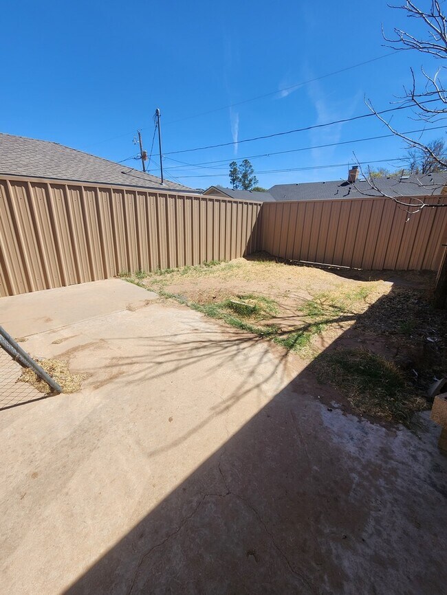 Building Photo - 3 bed 2 bath 2 car garage!