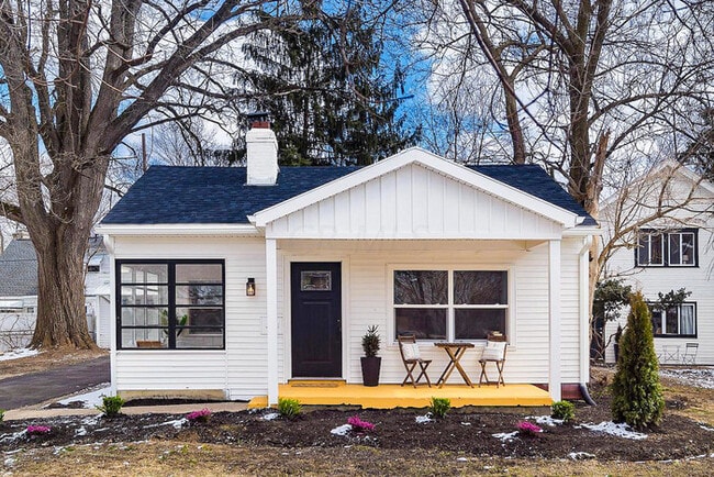 Primary Photo - Beautifully Renovated 5-Bedroom Home with ...