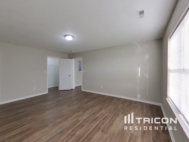 Building Photo - 2245 Lakecrest Dr