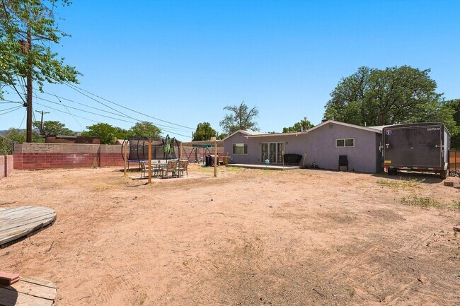 Building Photo - 3707 Comanche Rd NE