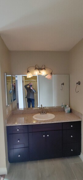 Master vanity - 250 Parkside Gln