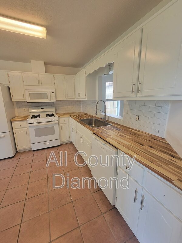 Building Photo - 1609 Vecuna Cir