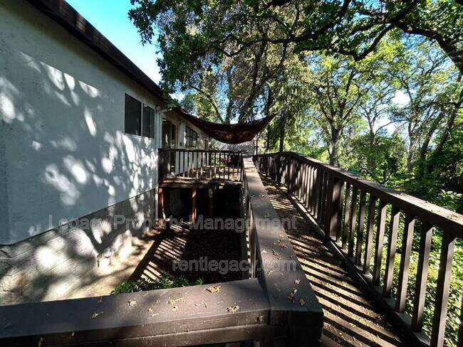 Building Photo - 209 Willow Ave