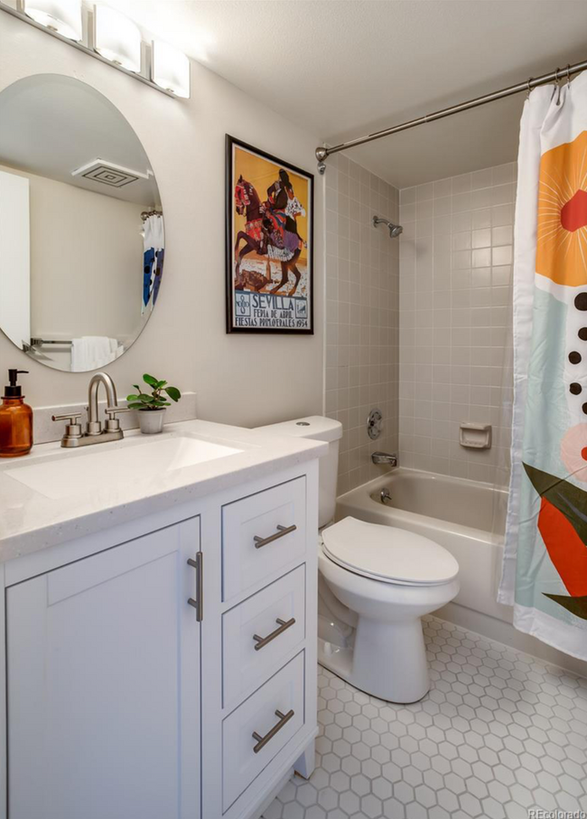 Building Photo - Updated 2 Bed 2 Bath in Denver's Mayfair N...