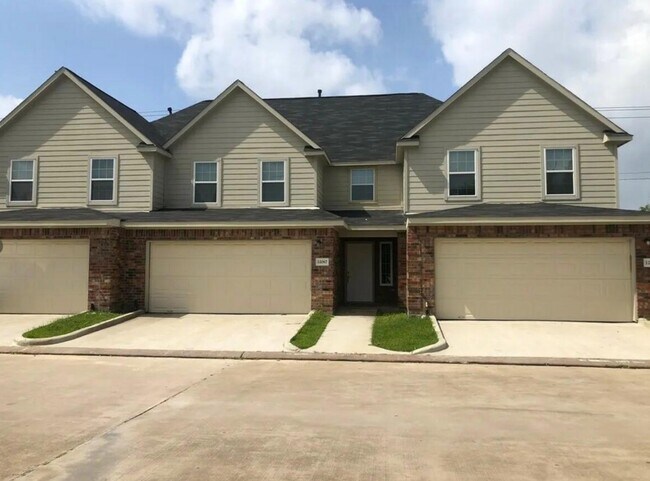 Building Photo - 11902 Clifton Oaks Dr