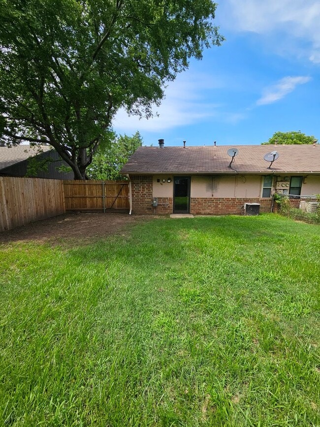 Building Photo - (2) Bed/(1) Bath Duplex in SE Norman Avail...