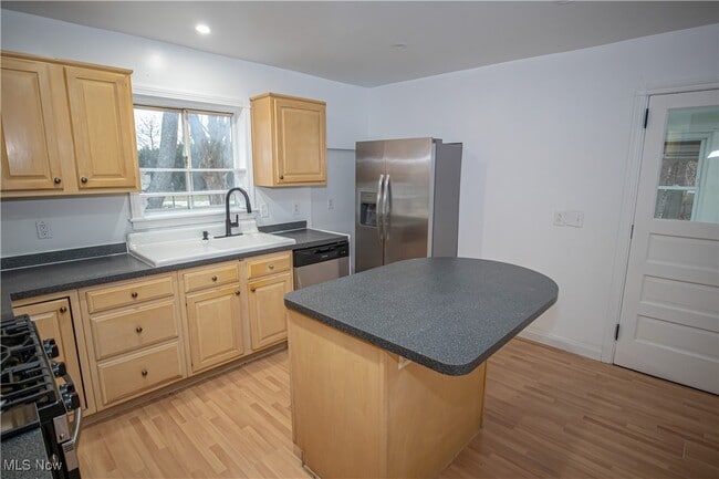 Building Photo - 483 Bank St