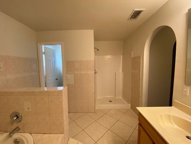 Building Photo - Available Now 3br 2b