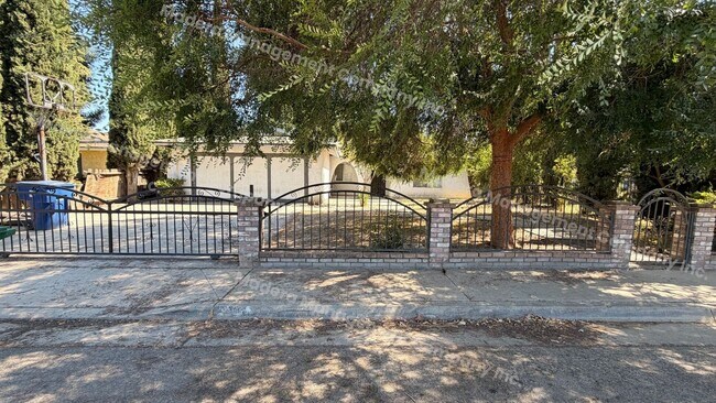 Building Photo - 4 bed/2 Bath - Available now