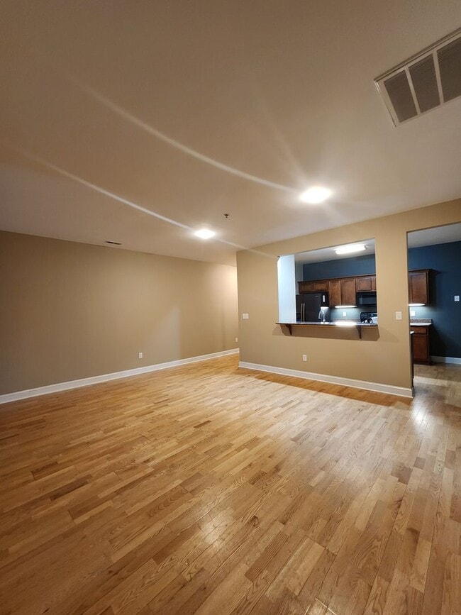 Building Photo - Beautiful Condo-Downtown Hendersonville, NC