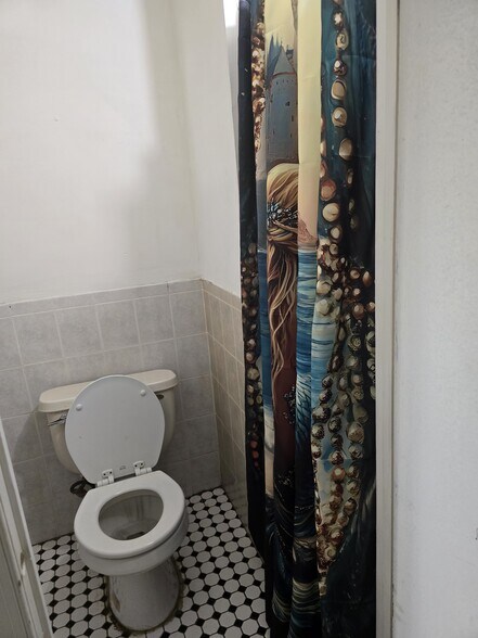 Bathroom/shower - 2590 Cranston Rd