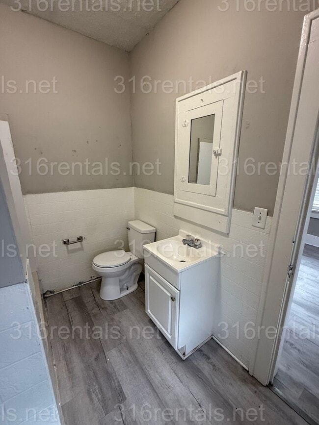 Building Photo - $875 - 2 bedroom / 1 bathroom - Single Fam...