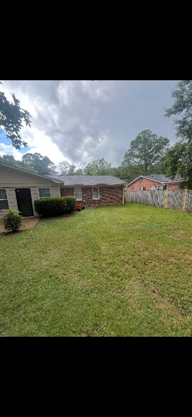 Building Photo - 5820 Windsor Dr