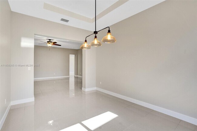 Building Photo - 10590 Mira Vista Dr