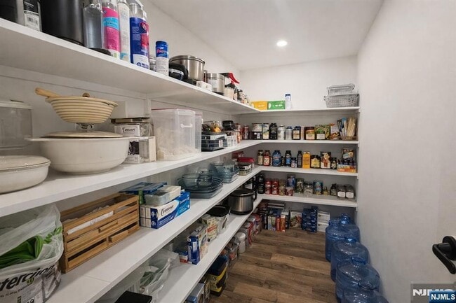 Building Photo - 103 E Cedar Ln