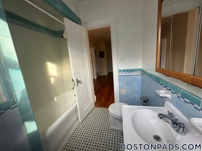 Building Photo - 2045 Commonwealth Ave