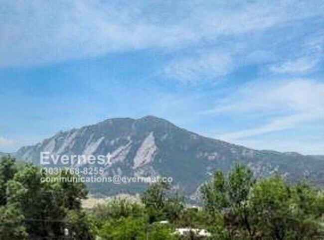 Building Photo - Stunning 2-Bedroom Condo with Flatiron Vie...