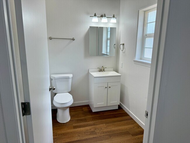 Building Photo - Amazing Remodel-5 Bed 3 bath duplex unit
