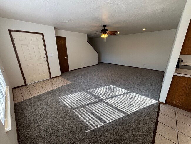 Building Photo - 822-824 N. Daisy Ln